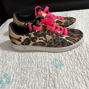 GUESS TENNIS WALKING SHOES SIZE 6 M GWSAVED Lace Up Animal Print